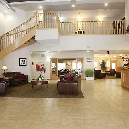 Stonebridge Hotel Досон-Крик Экстерьер фото