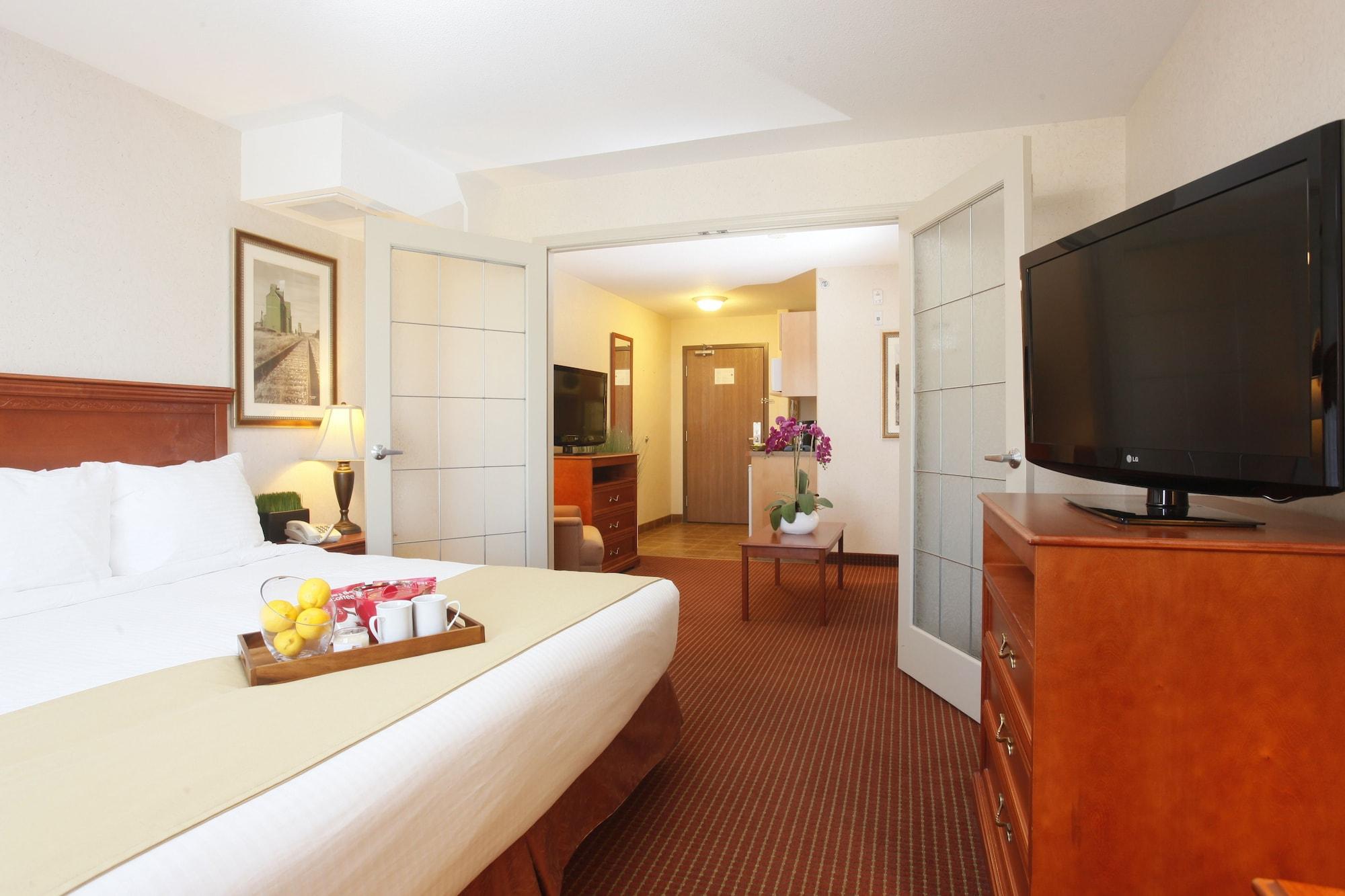 Stonebridge Hotel Досон-Крик Экстерьер фото