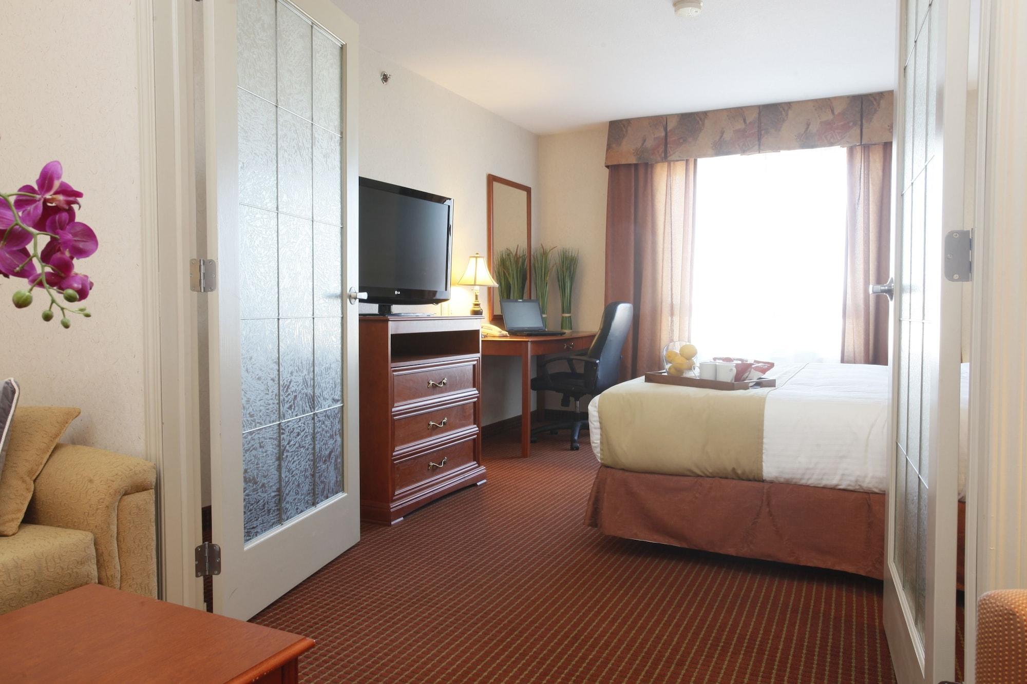 Stonebridge Hotel Досон-Крик Экстерьер фото