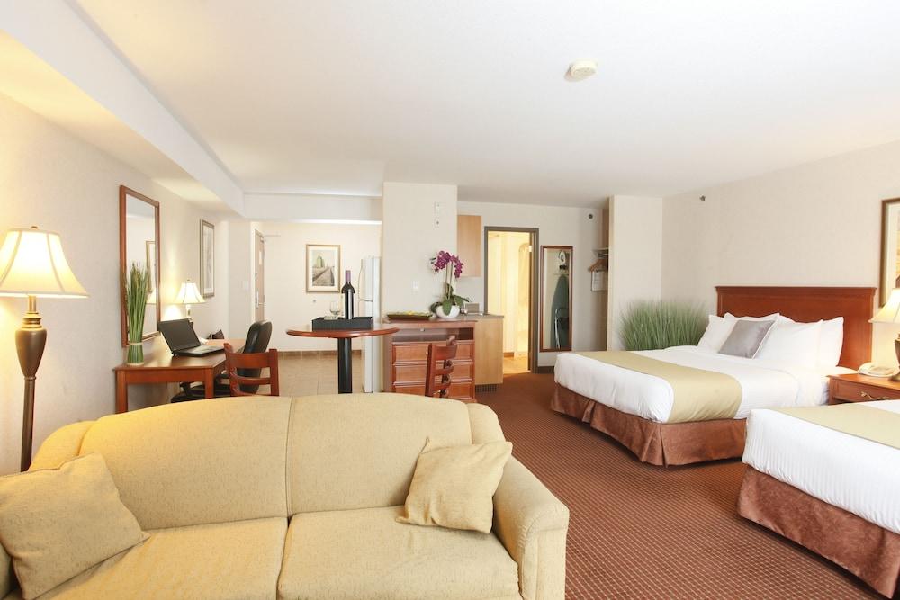 Stonebridge Hotel Досон-Крик Экстерьер фото
