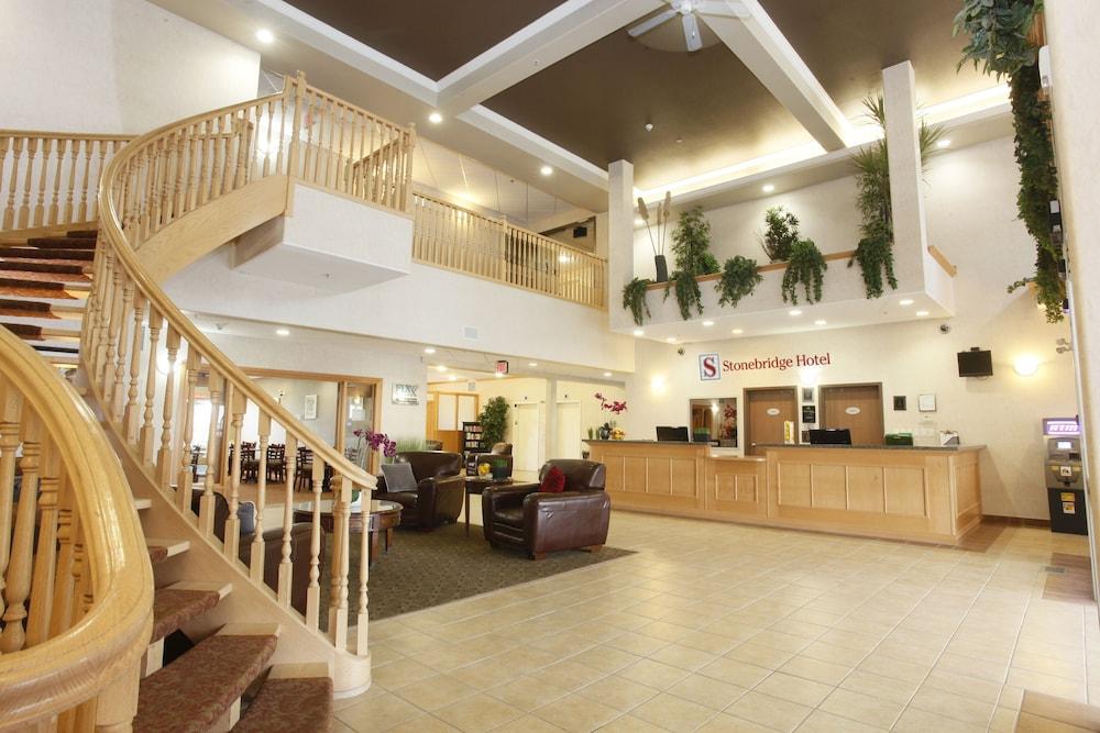 Stonebridge Hotel Досон-Крик Экстерьер фото