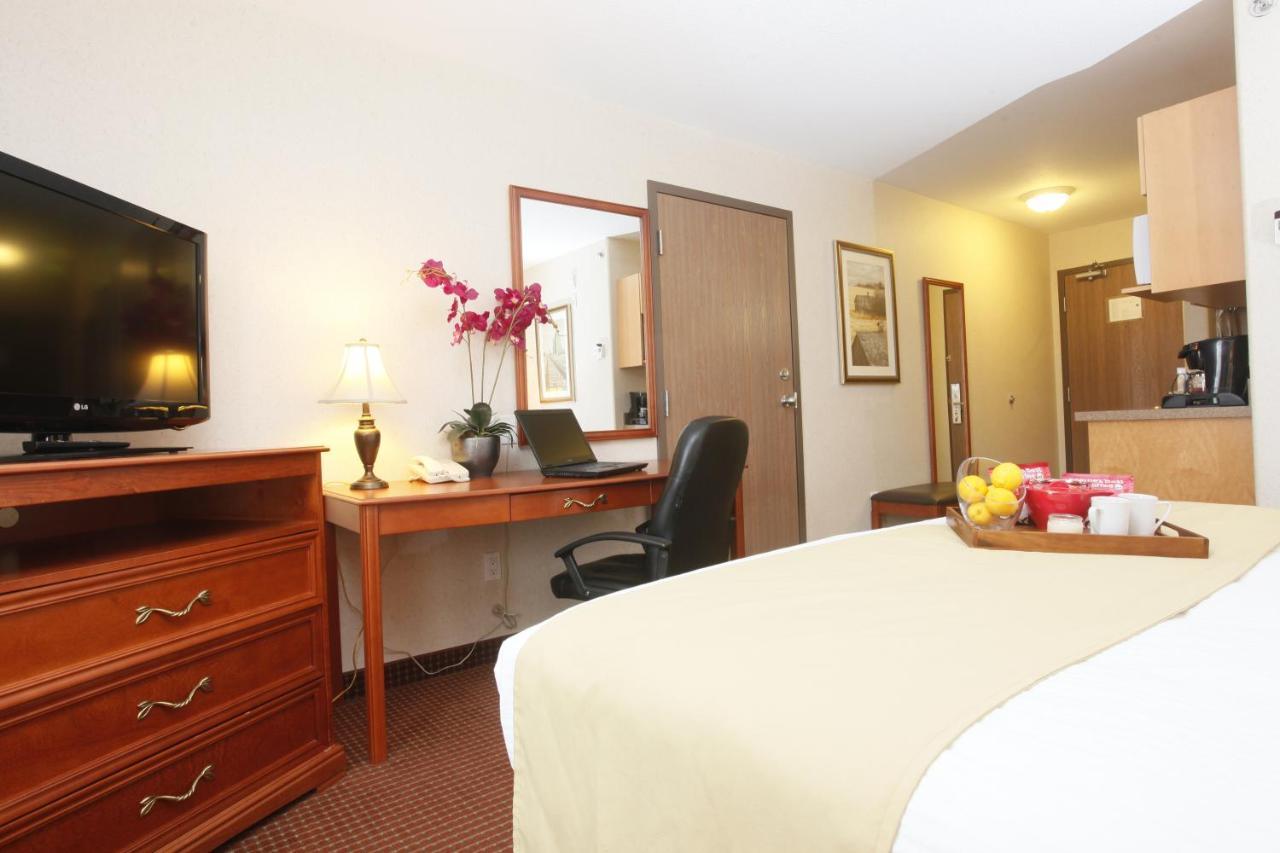 Stonebridge Hotel Досон-Крик Экстерьер фото