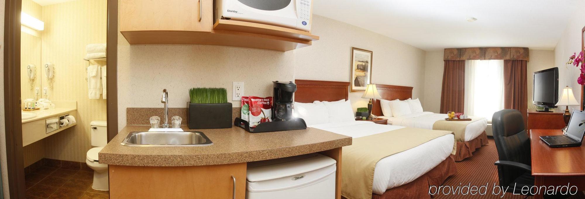 Stonebridge Hotel Досон-Крик Экстерьер фото