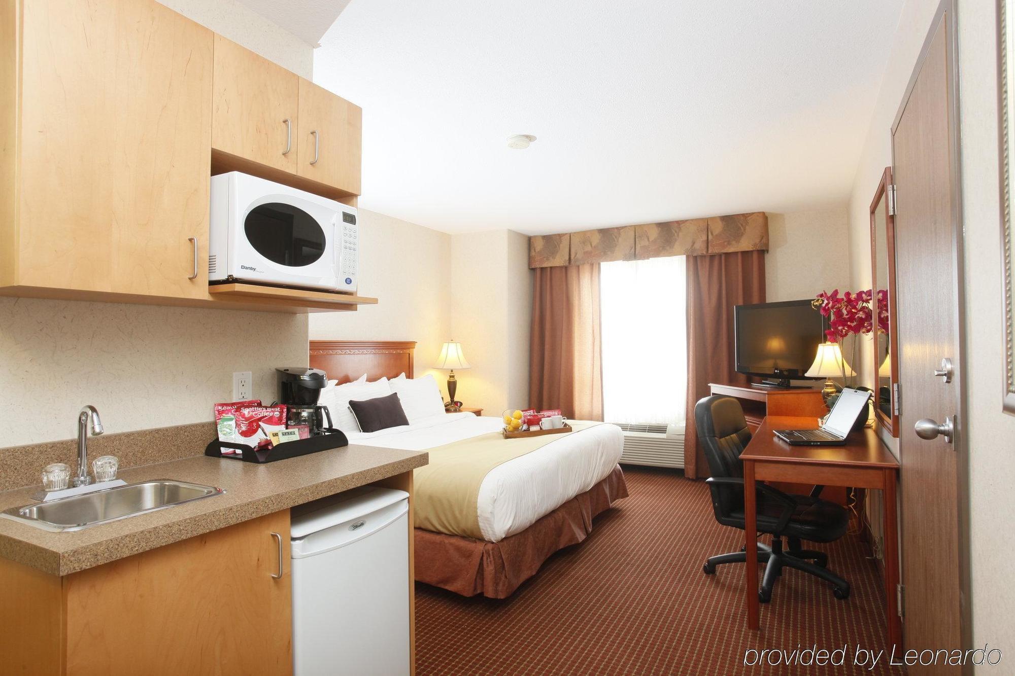 Stonebridge Hotel Досон-Крик Экстерьер фото