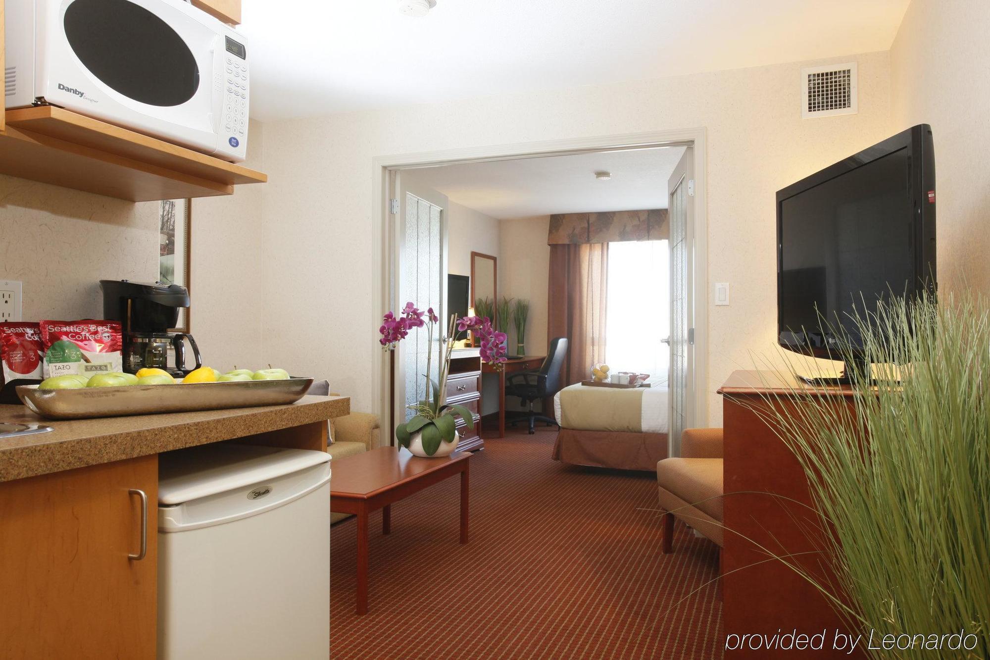 Stonebridge Hotel Досон-Крик Экстерьер фото