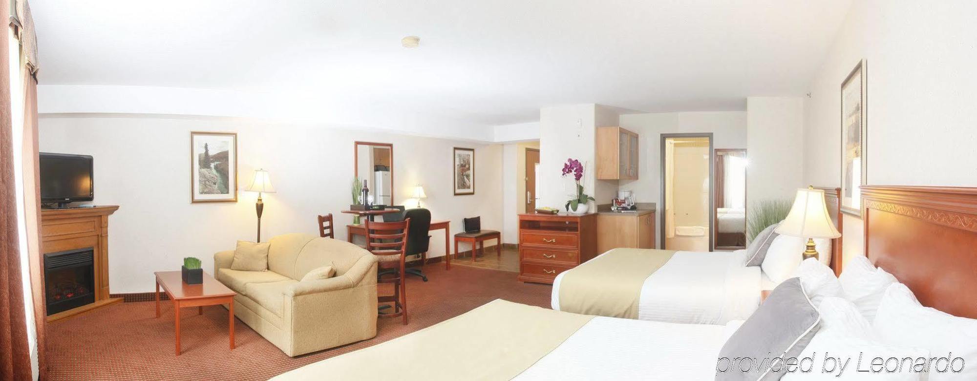 Stonebridge Hotel Досон-Крик Экстерьер фото